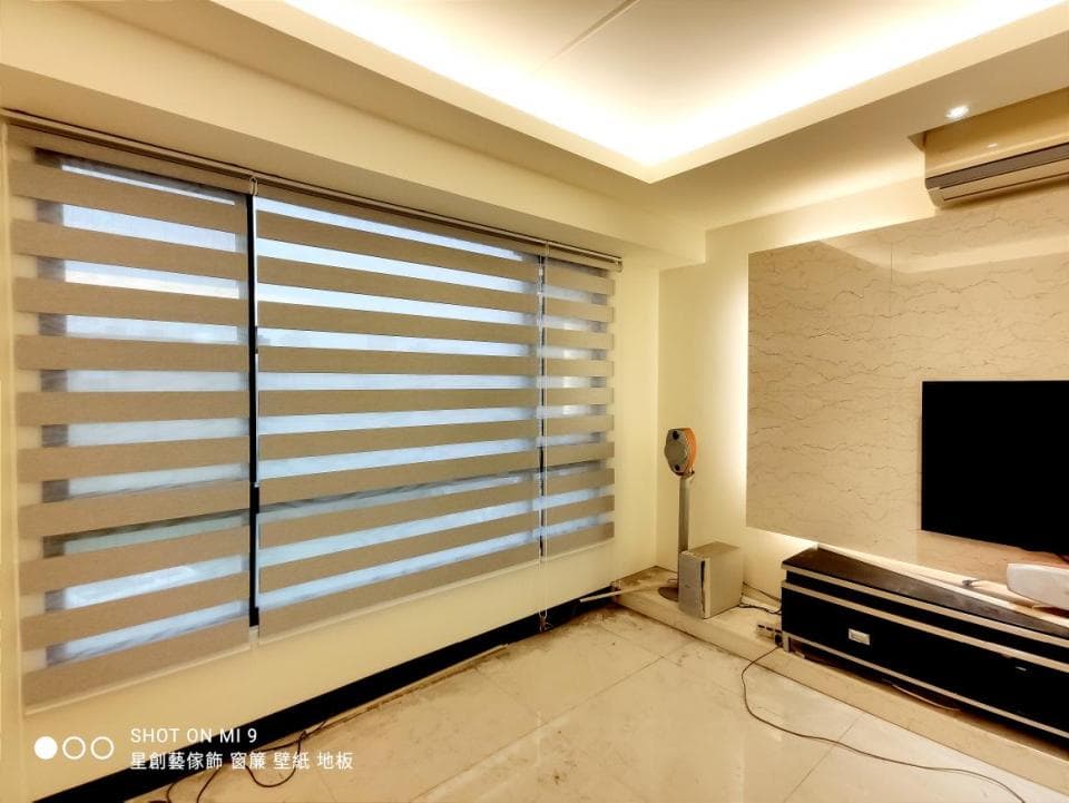 1. 這張照片顯示一個室內空間,包含一扇落地窗,窗戶上裝有百葉窗,以及電視機、音響等家具