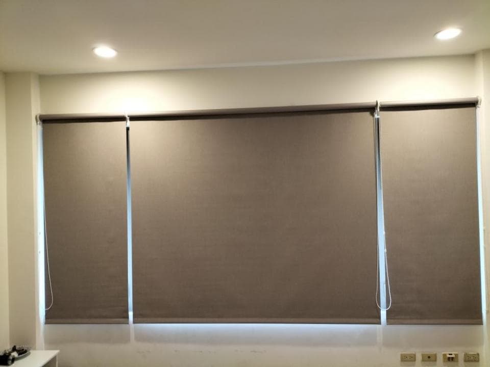 1) 照片顯示一個房間的窗戶,窗戶上有三個米色的窗簾