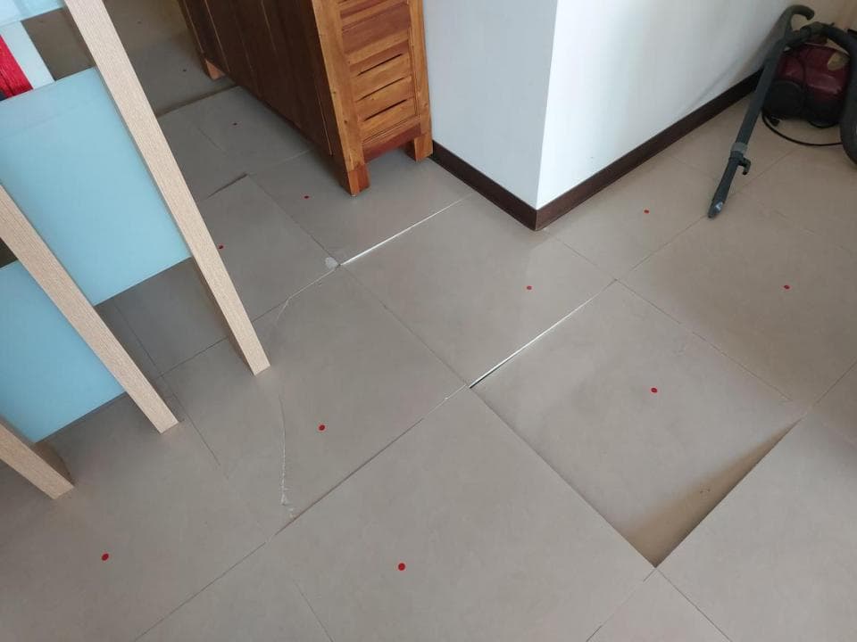 這張照片是地板上鋪了新的瓷磚,但還沒完全鋪好,還有一些紅色的標記。