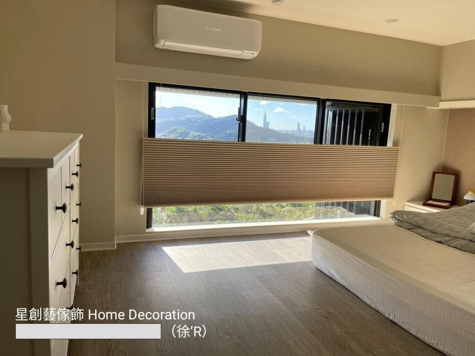 1) 這張照片顯示一個裝潢精美的臥室,有一張雙人床、一個白色衣櫃和一扇大窗戶