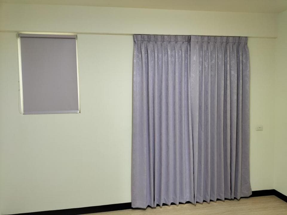 1) 照片顯示一間房間的牆壁,牆壁上有窗戶和窗簾