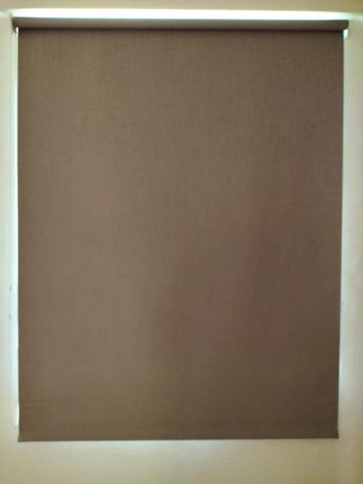 1) 照片顯示一個棕色窗簾,窗簾放下,完全遮蔽窗戶