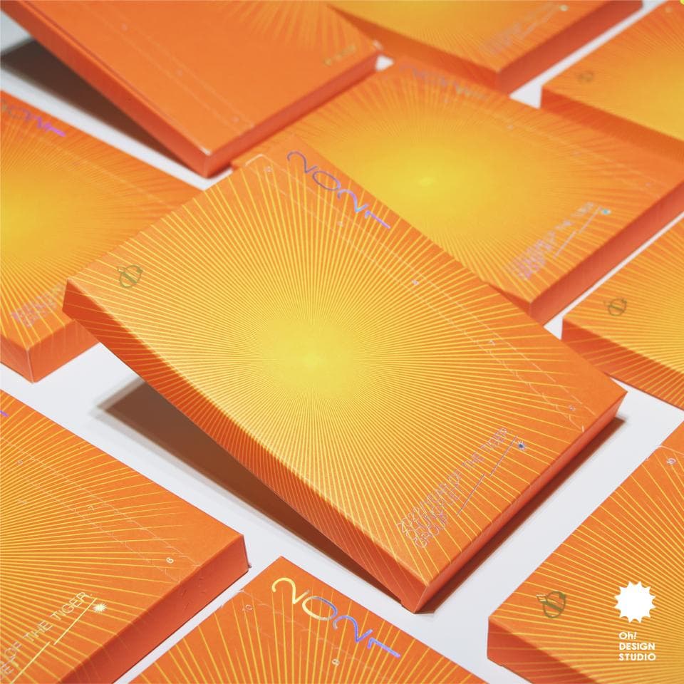 這張照片是幾張橙色和黃色卡片,中間有一張卡片上有太陽光芒的圖案,非常顯眼。