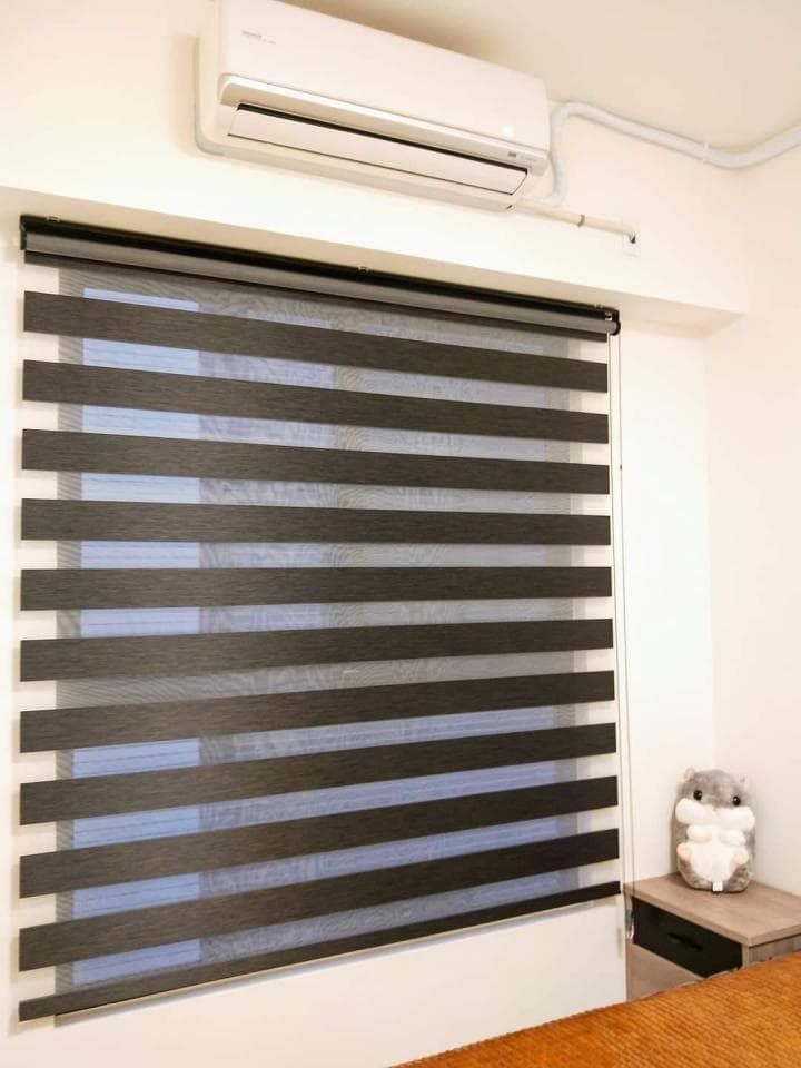 1) 照片顯示一個裝有黑色百葉窗的窗戶,窗戶上方有一台白色空調