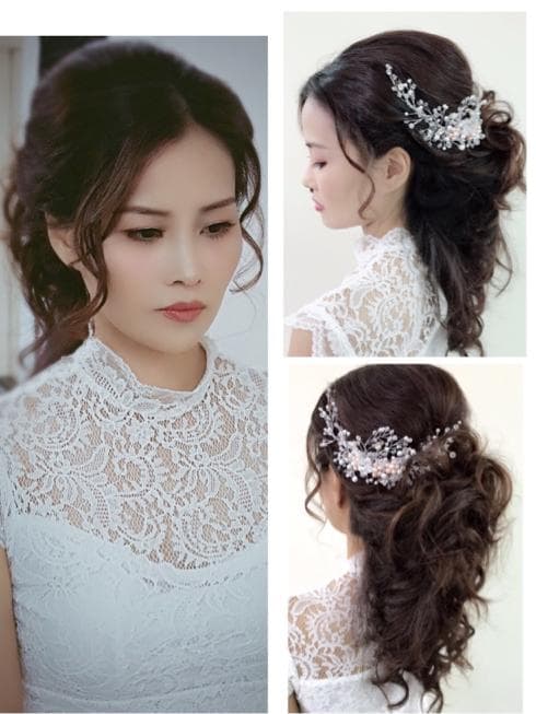 這張照片是一個穿著白色蕾絲上衣的新娘,她的頭髮上別著一個精緻的髮飾。