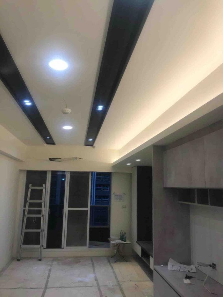 這張照片是室內裝潢的照片,特別是天花板的設計,採用黑色木條與白色油漆的搭配,呈現出簡潔大方的風格。