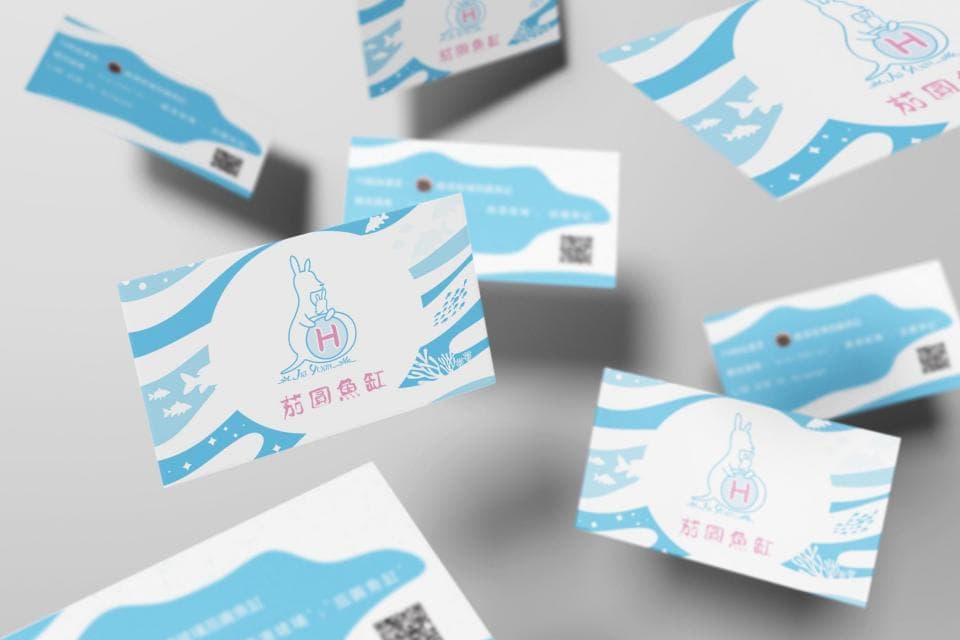 這張照片是一張卡片,卡片上有一隻可愛的兔子,它手裡拿著一個印有字母“H”的圓形物品,卡片上還寫著“好朋友食品”的字樣。