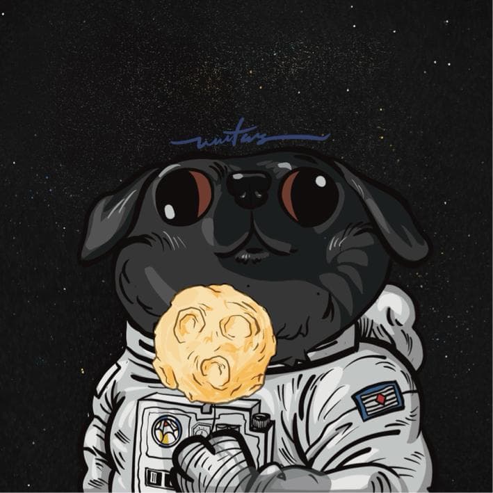 這張照片是一隻戴著太空人頭盔的鬥牛犬,它正拿著一塊像月亮的餅乾。