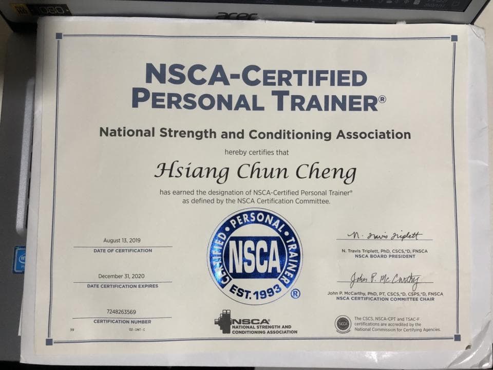 這張照片是一張證書,證書上寫著「NSCA-Certified Personal Trainer」,並顯示獲得認證的人員姓名為「Hsiang Chun Cheng」。