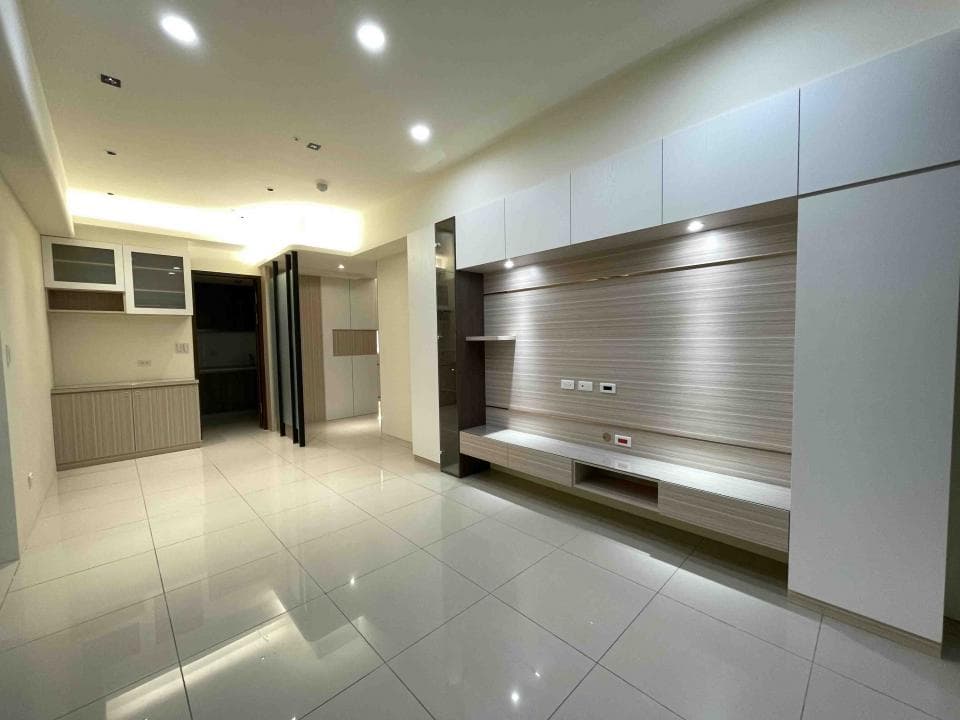 1) 這是一張室內設計的照片,展現了現代風格的客廳空間