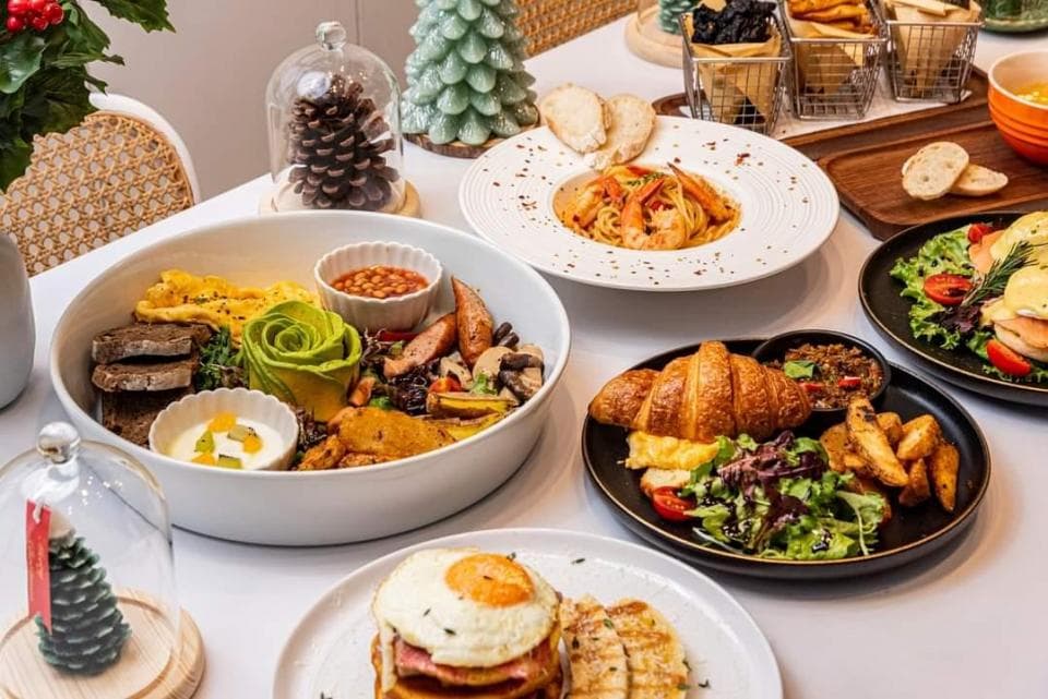 這張「餐桌」的照片是,上面擺滿了各式各樣的美味料理,包括一份豐盛的早餐、義大利麵、以及其他甜點。