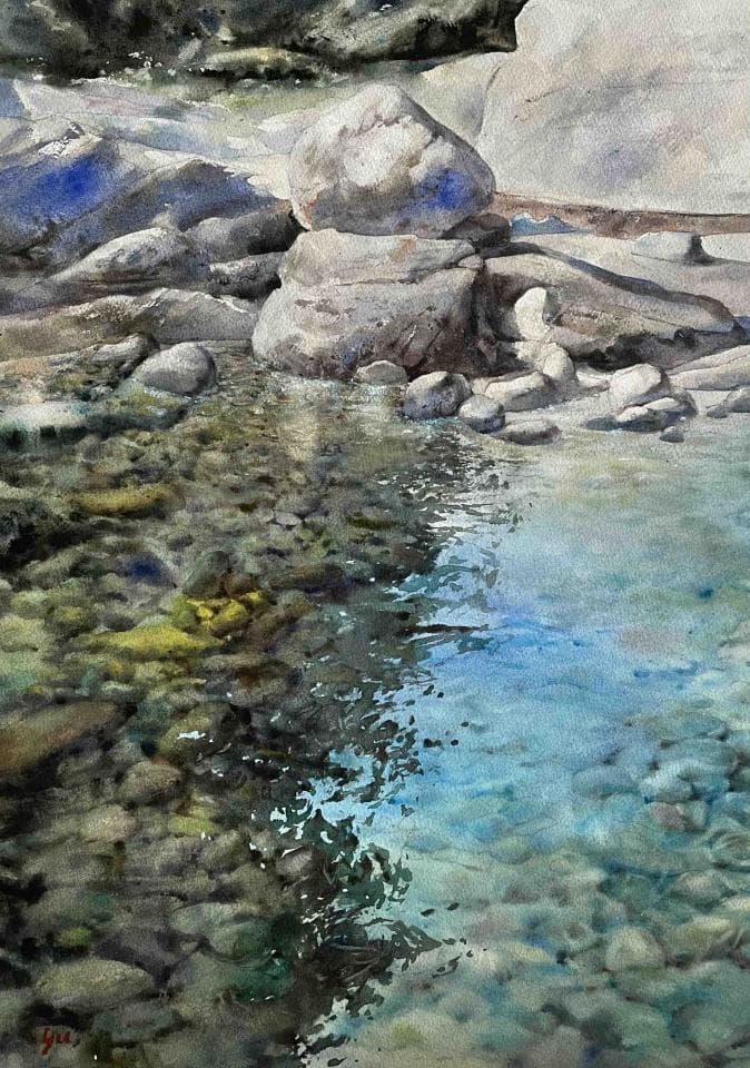 這張照片是一幅描繪溪流的風景畫,畫中水流平靜,倒映著周圍的石頭和天空,呈現出寧靜祥和的氛圍。