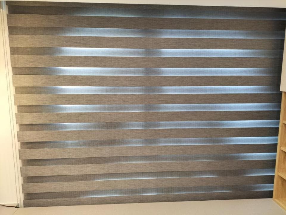 1) 照片顯示的是一扇拉簾窗