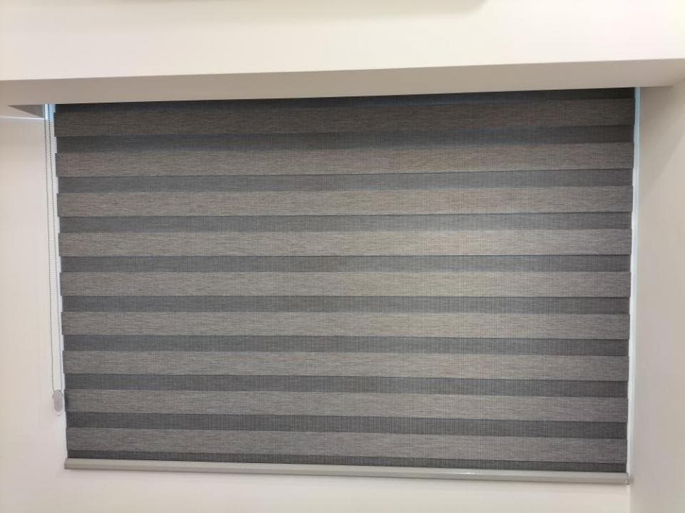 1) 照片顯示一個灰色的百葉窗,安裝在白色牆壁上的窗戶上