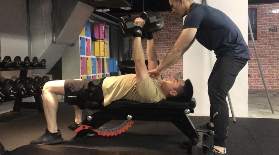 這是一張舉重訓練的照片。舉重可以增強肌肉力量,提高新陳代謝,改善身體機能。想尋找專業的舉重教練,可到PRO360平臺尋找。