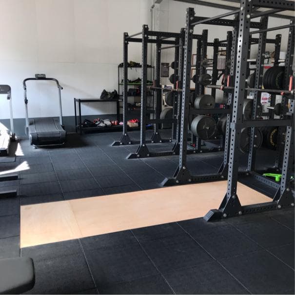 這是一間健身房,舉重訓練能增強肌肉力量和耐力,提升新陳代謝,改善骨骼健康。想了解更多,請至PRO360尋找合適的教練。