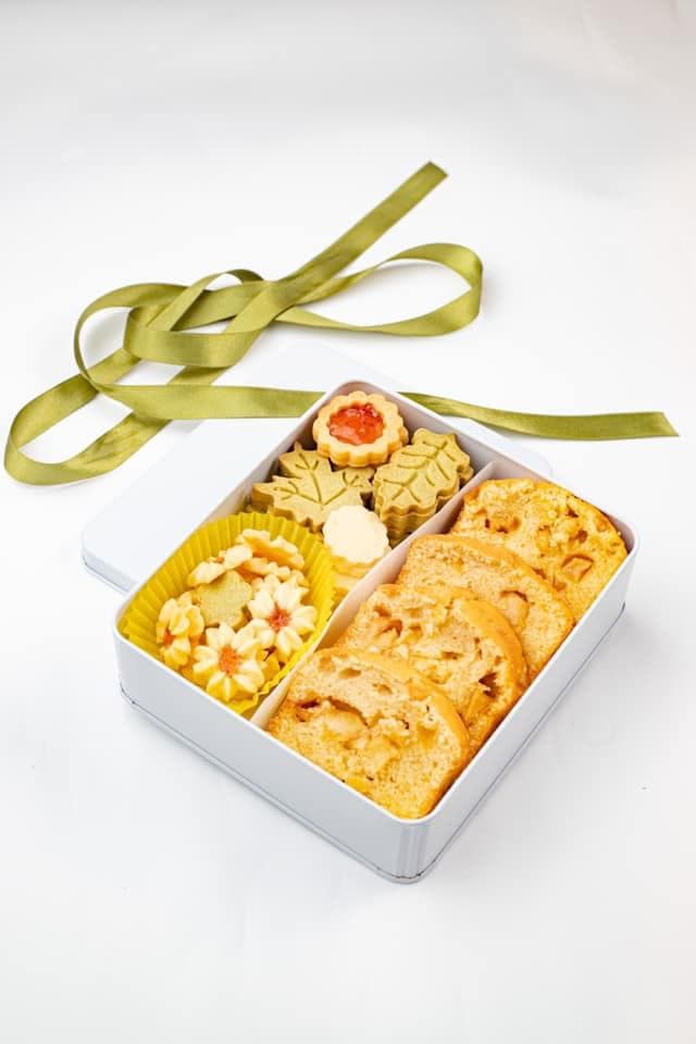 這張「餅乾禮盒」的照片是裝滿不同種類的餅乾,有葉子形的、花形的和滿滿堅果的。