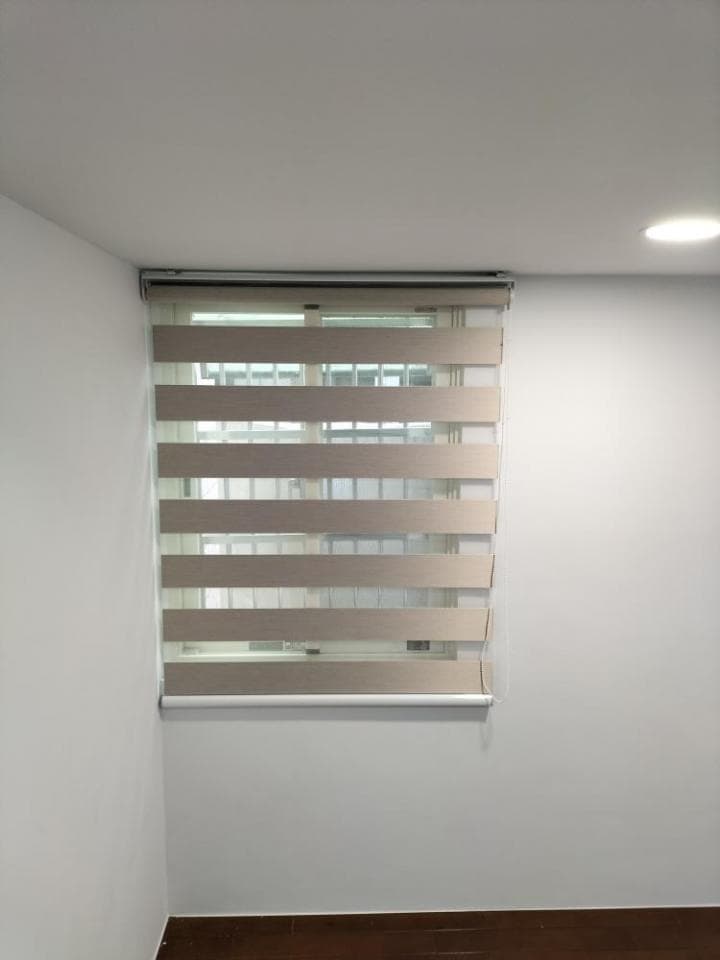 1) 這是一張室內照片,照片中有一扇窗戶,窗戶上有百葉窗簾,窗簾是米色的,窗戶外面是看不見的,窗戶周圍的牆壁是白色的