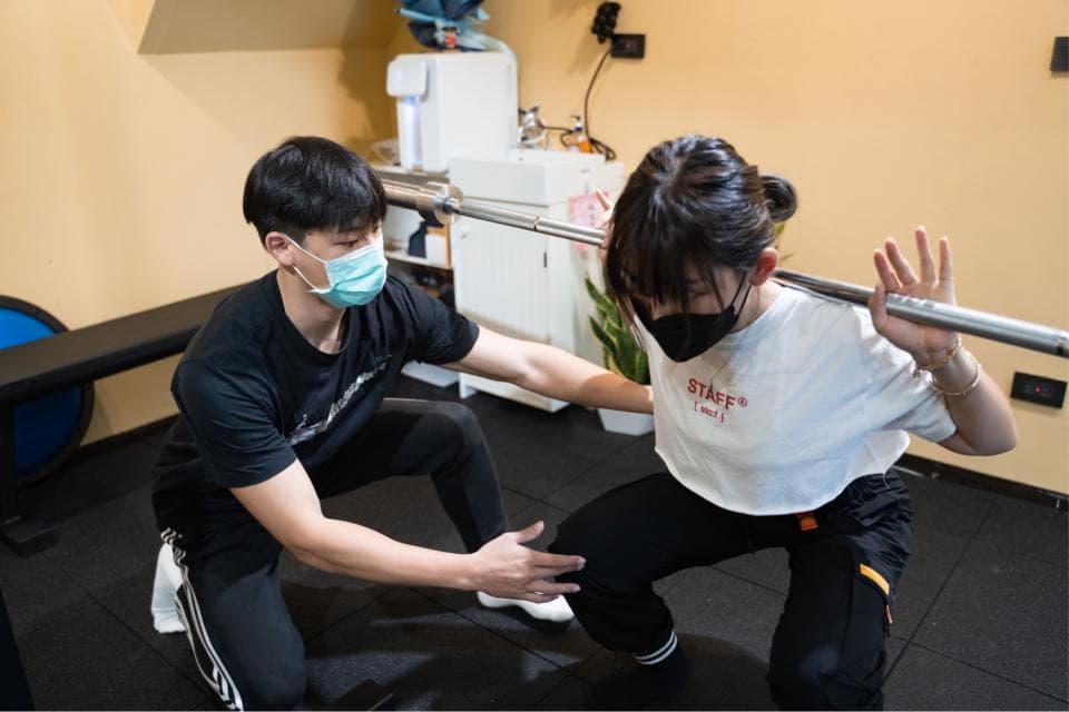 這是一張健身照片。力量訓練可以增強肌肉,提高新陳代謝,改善體態。想要找到適合的健身教練,可以到PRO360搜尋。