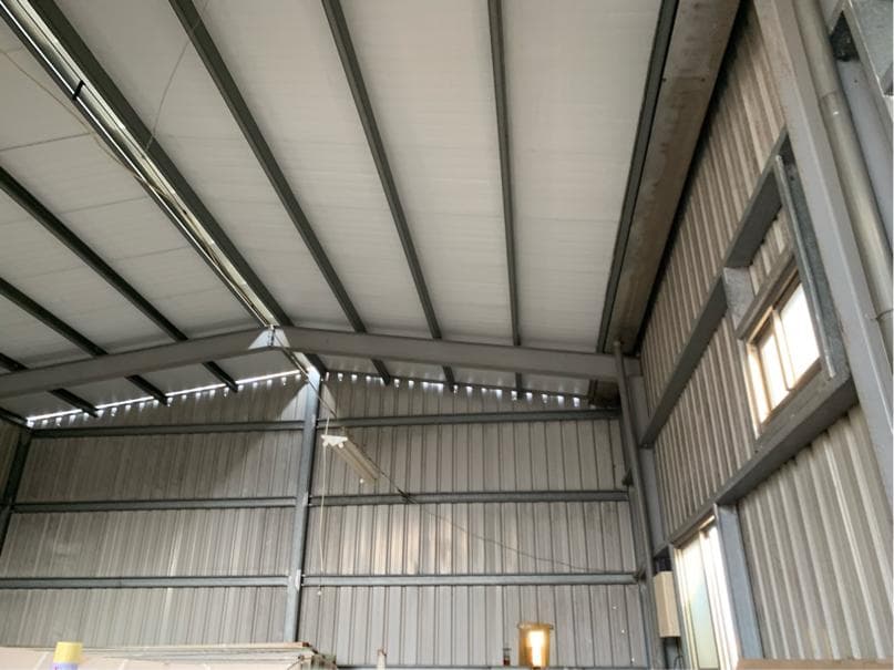 1) 照片顯示一個金屬結構的建築物內部