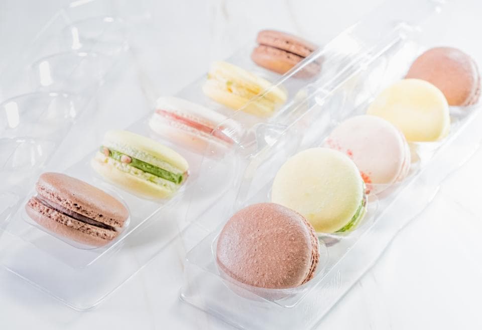 這張「馬卡龍」的照片是裝在透明塑膠盒裡的,共有八個不同口味的馬卡龍。