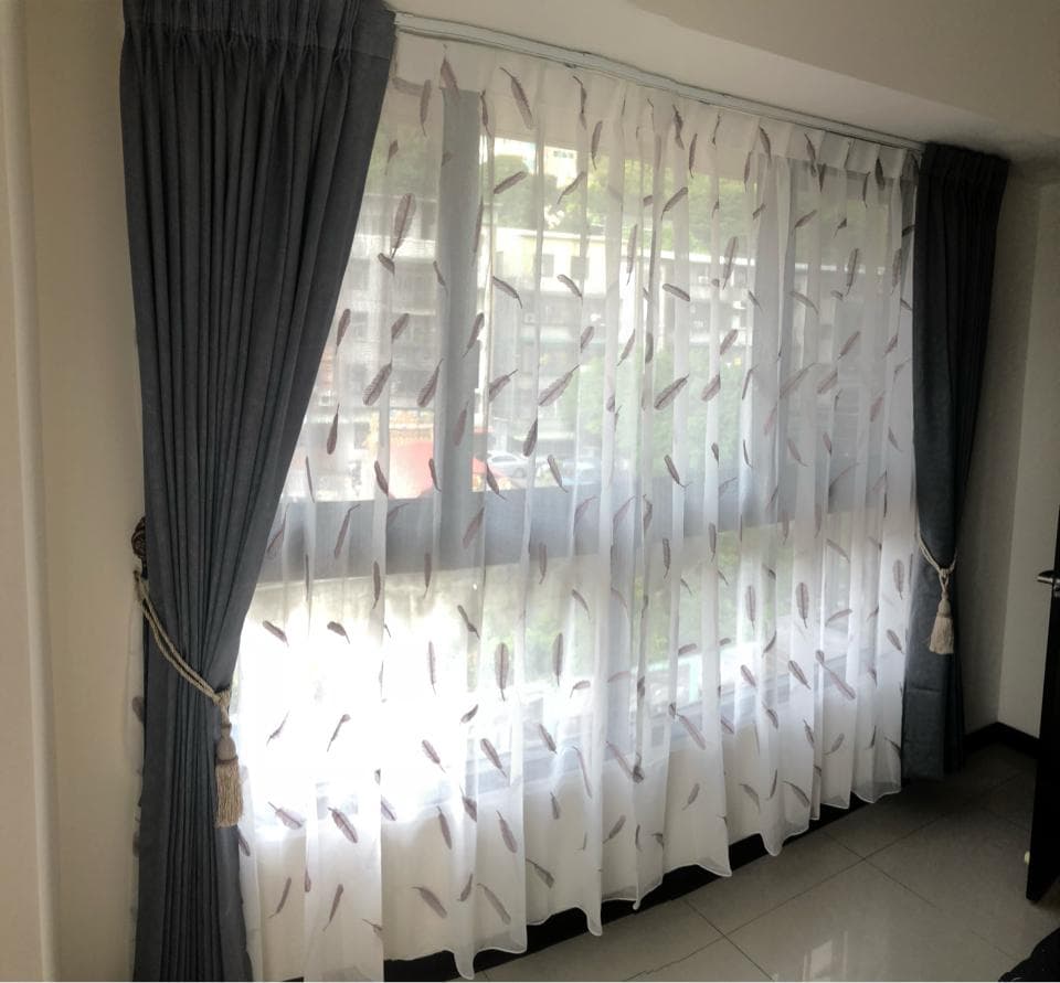 1) 照片顯示一個窗戶上裝有白色蕾絲窗簾和深灰色窗簾