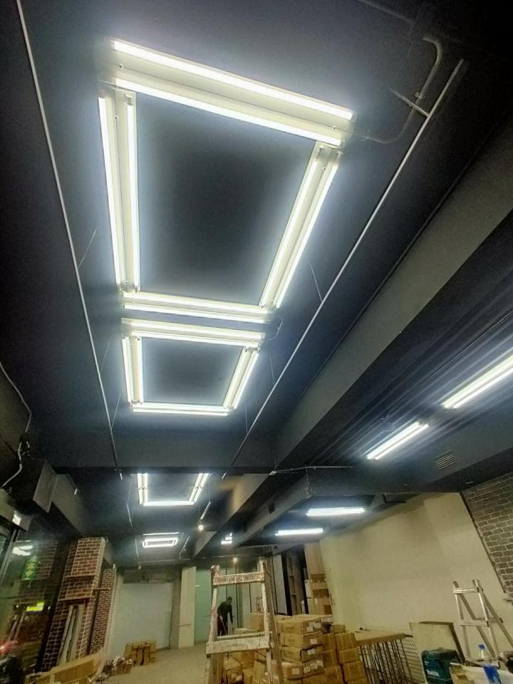 ## 照片資訊
1. **照片描述**: 照片顯示一個室內空間的天花板,天花板上有幾盞明亮的螢光燈