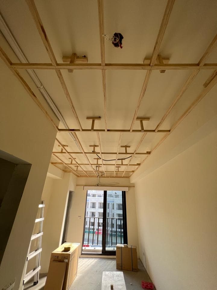 這張照片是正在施工的房間天花板,可以看到木條的框架已经架設完成,等待下一步的裝修。