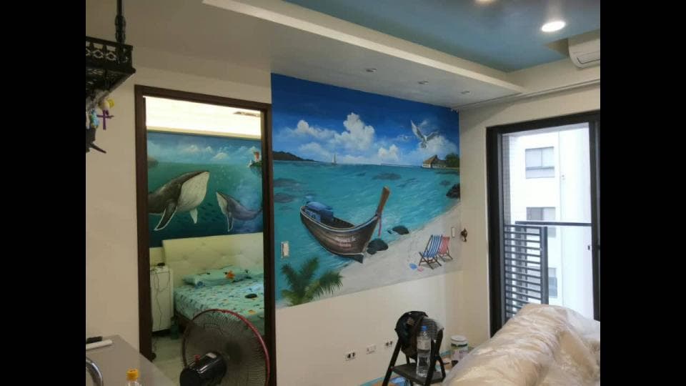 1) 照片顯示一個正在進行裝修的浴室,牆壁上貼著灰色的瓷磚,地上放著兩個桶子,一個是藍色的,另一個是白色的,牆壁上有紅色和黃色的塑膠標籤