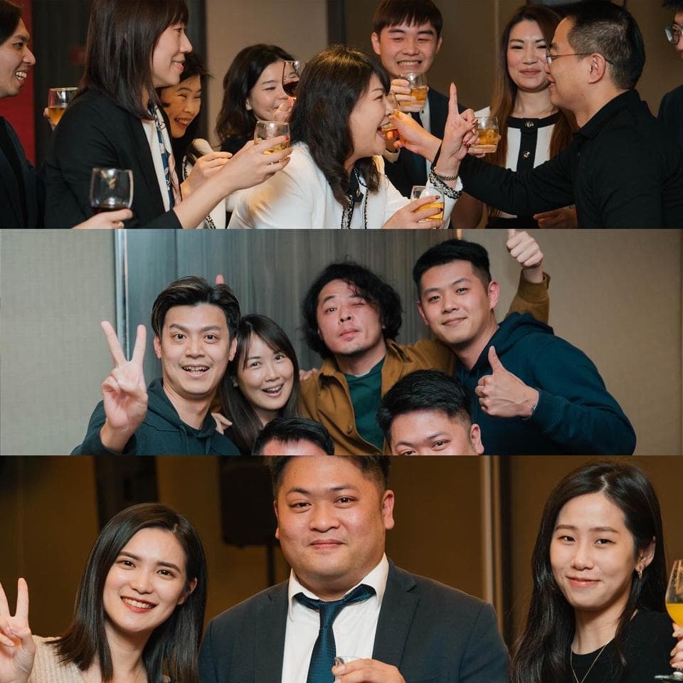 這張「一群人在聚會」的照片是,大家在室內聚餐,有人舉杯敬酒,有人在聊天,看起來很開心。