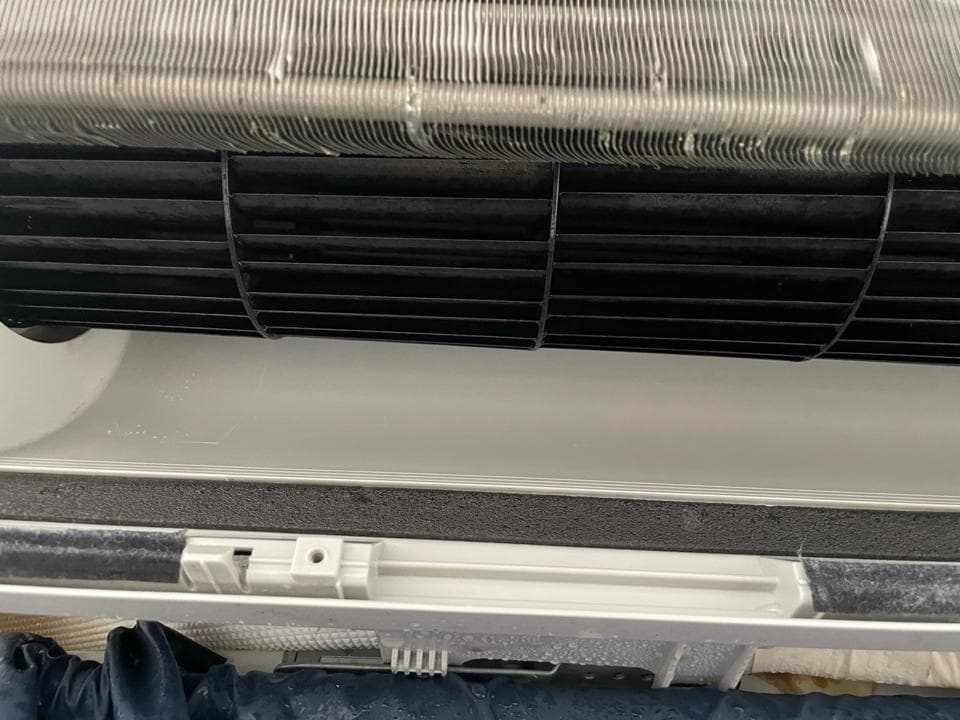 1) 照片顯示一台冷氣機的內部,包含風扇和散熱片