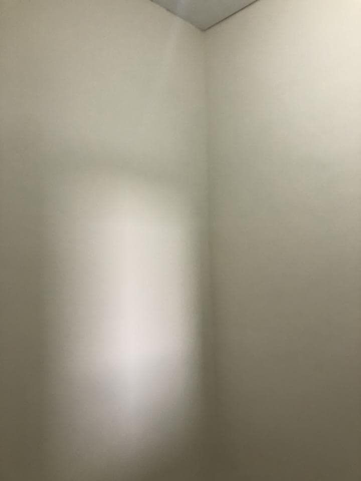 這張照片是一個房間的角落,牆壁是白色,有一個光線照射進來。