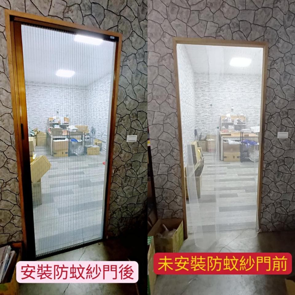 1) 照片顯示了兩個相同的門,左邊的門裝上了防蚊紗門,右邊的門則尚未安裝