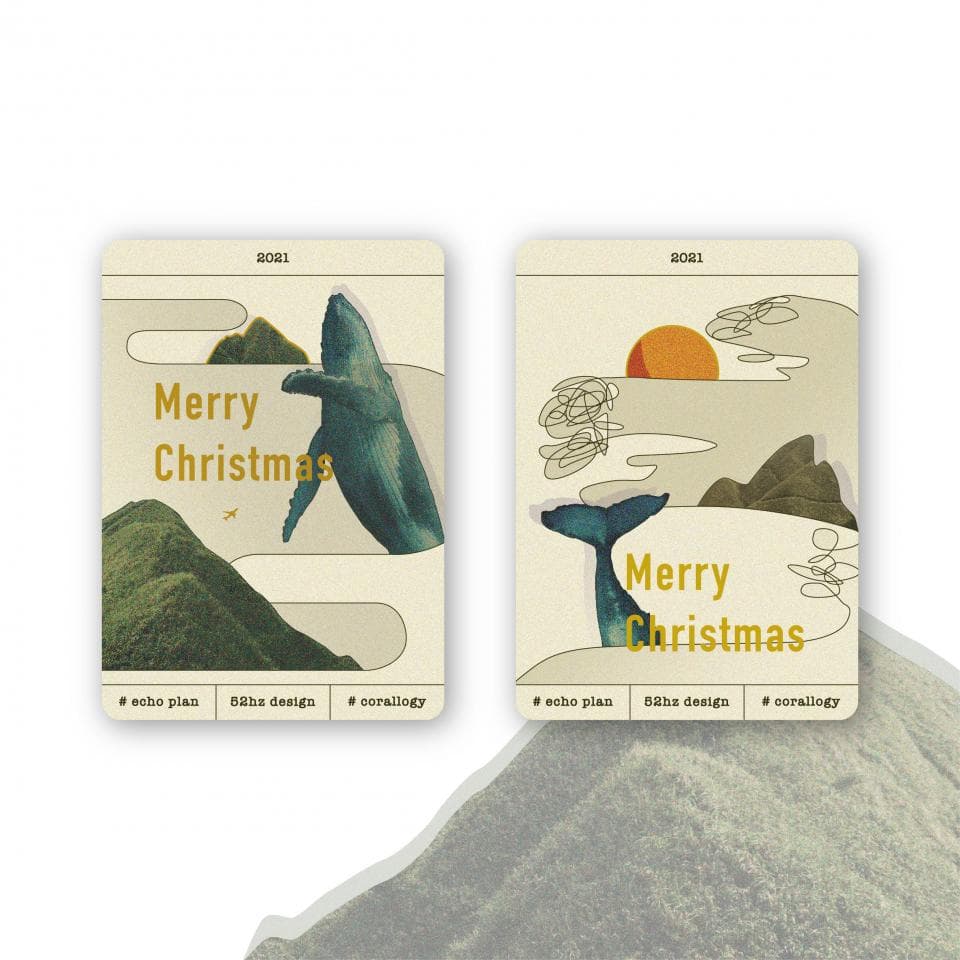這張「聖誕節卡片」的照片是兩張卡片,卡片上都寫著「Merry Christmas」,並用藍鯨或鯨魚尾巴裝飾。
