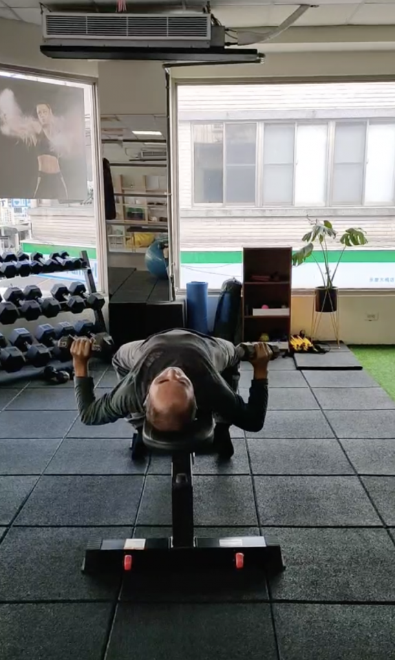 這張照片是關於重量訓練的。重量訓練有助於增強肌肉力量和耐力,提高新陳代謝,促進骨骼健康,並改善體態。 想尋找重量訓練教練嗎?快上 PRO360 找尋吧!