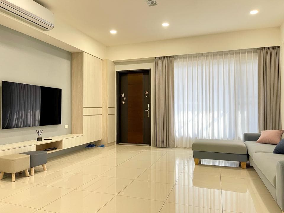 1) 照片顯示一間現代風格的客廳,空間寬敞,有著淺色系的牆壁和木質地板