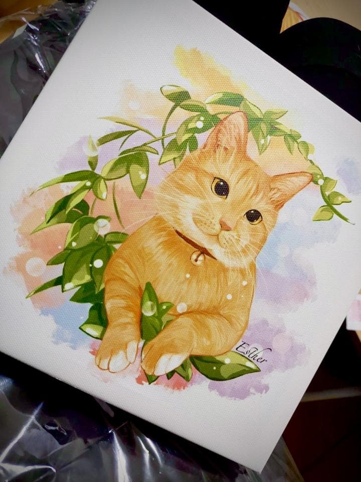 這張照片是一隻橘色的貓咪,畫得栩栩如生,有著綠色的葉子圍繞牠的身體,牠的眼睛和毛髮都非常細膩。