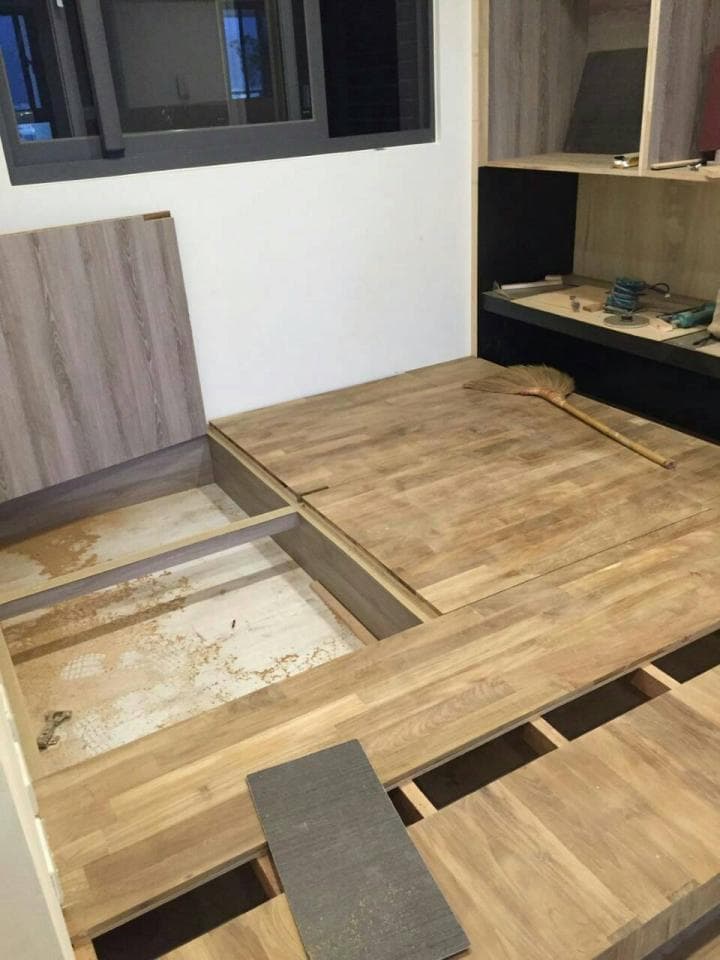 1) 照片顯示一個房間裡正在裝修的木地板