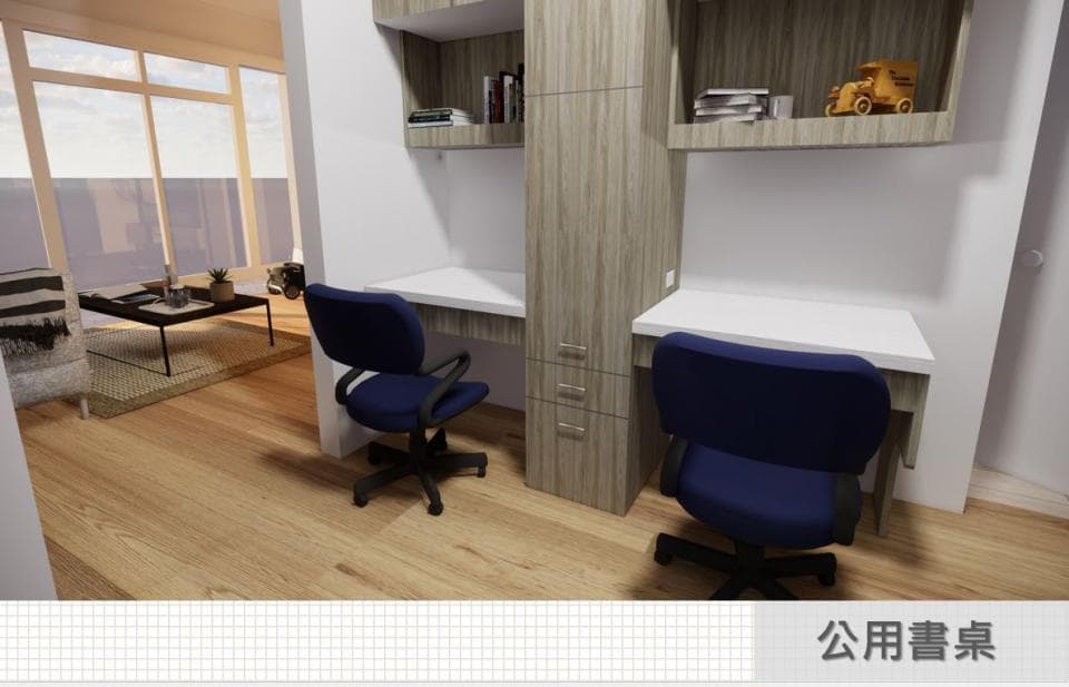 這張照片是一間房間的角落,角落有一個白色桌面和藍色旋轉椅。桌面上有擺放一些物品,看起來像是個書房。