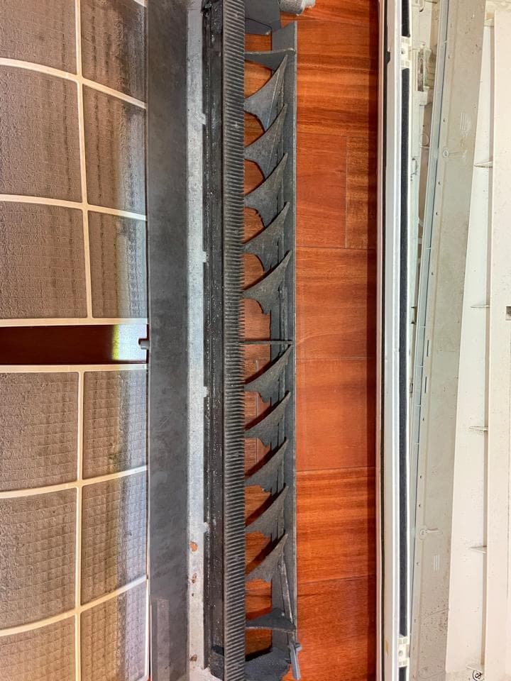 1. 這是一張空調機組的照片,其中顯示了空調機組的格柵和濾網