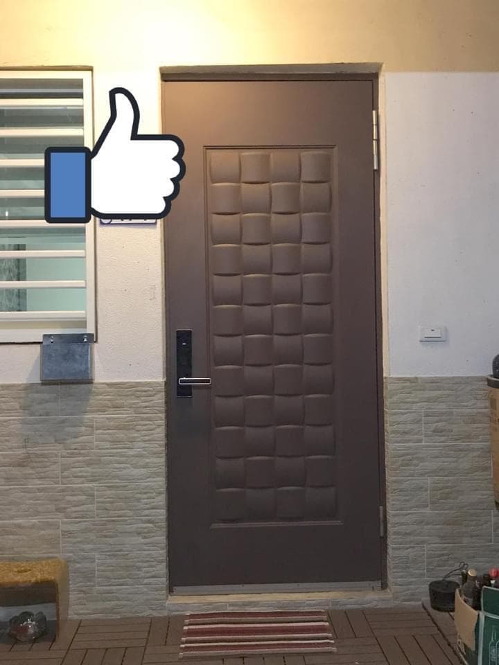 這張照片是一扇現代化的木門,門上有精緻的格子設計,增添了美觀與質感。