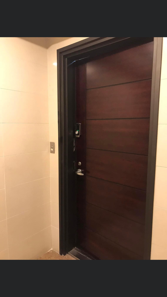 1) 這是一張照片,展示了一扇深色木門