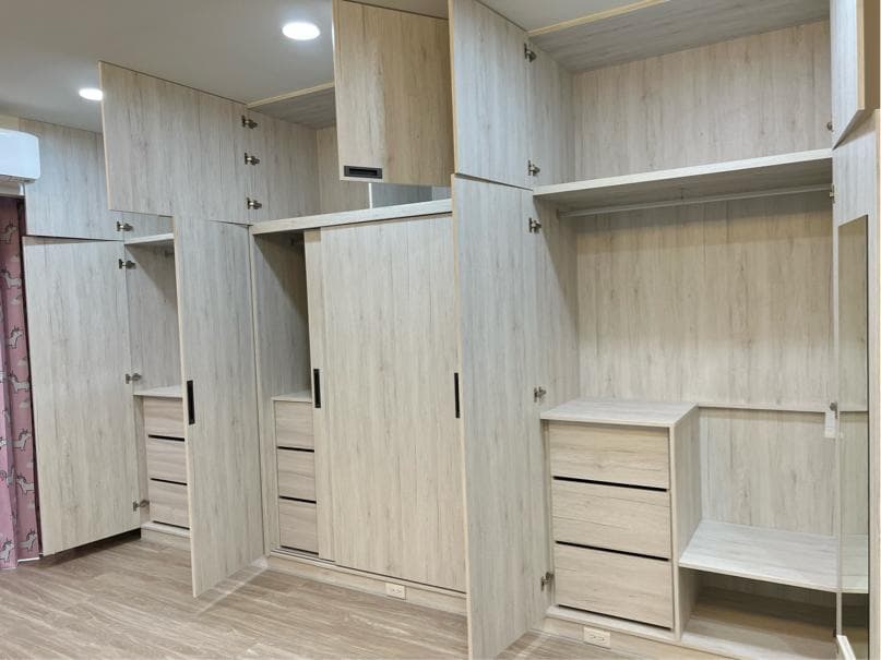 這張照片是一個木製衣櫃,它有許多抽屜和門,可以收納很多衣服和物品。