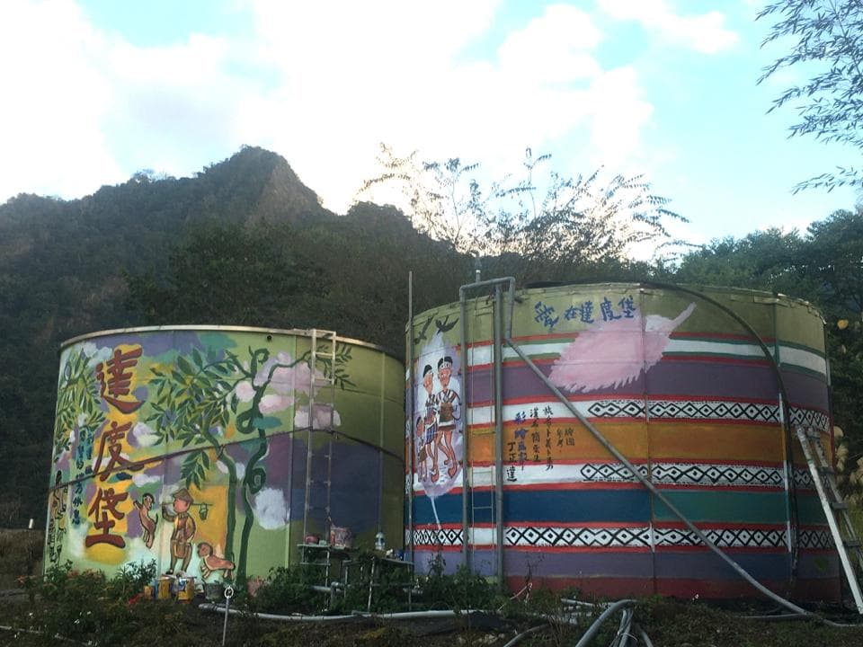 這張「水塔」的照片是兩座圓形水塔,一座是彩色的,另一座是帶有圖案的。