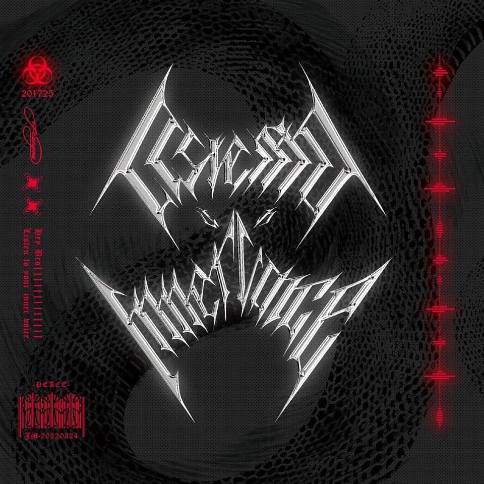 這張照片是一個設計有金屬風格的標誌,上面寫著“Never Say Die”和“Machines”。標誌的設計充滿了力量和侵略性,與黑色背景形成了鮮明的對比。