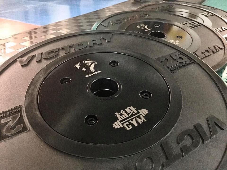 這張照片是關於舉重的。舉重可以增強肌肉力量,促進骨骼健康,提升新陳代謝,還可以改善心血管健康。想學習舉重,可以到PRO360尋找專業教練。