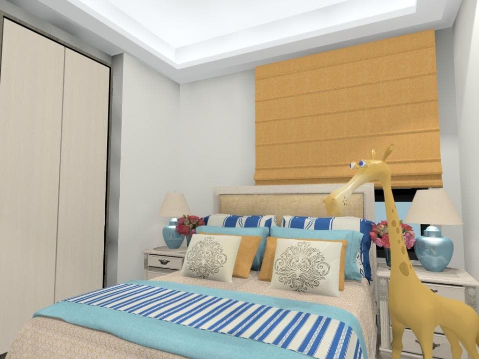 這張臥室的照片是一張白色床,上面鋪著藍白條紋的床單,旁邊有一個黃色的長頸鹿玩偶,床頭櫃上放著一盞燈。