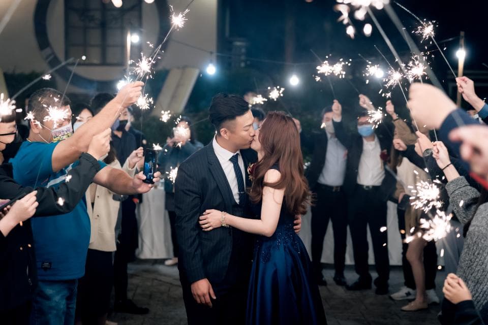 這張「婚禮」的照片是一對新人正在用仙女棒慶祝,周圍圍繞著許多賓客。