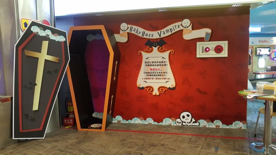 1) 照片顯示兩個黑色棺材,其中一個棺材上有十字架,另一個棺材則是一個空的