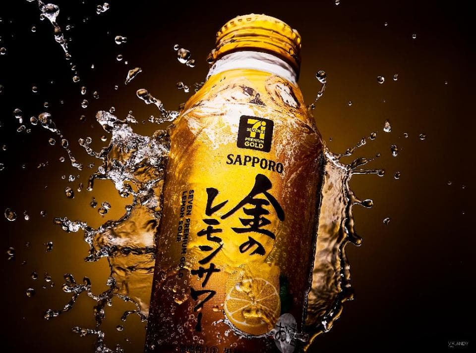 這張「札幌金麥」的照片是一罐金色的啤酒,周圍有水滴濺起。